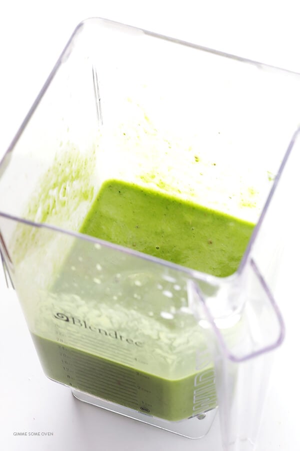 Post-Workout Green Smoothie Recipe -- packed with tasty and simple ingredients that will help boost your energy after (or before!) a good workout | gimmesomeoven.com