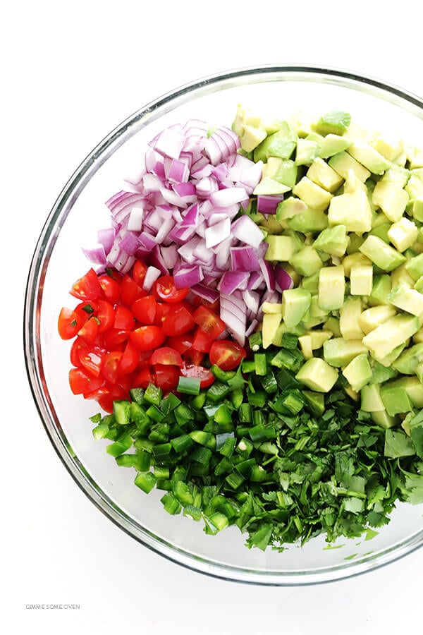 This chunky guacamole recipe is quick and easy to make, it's naturally gluten-free and vegan, and it's always a hit with a crowd! Perfect for game day, or as an appetizer or snack any ol' day. | gimmesomeoven.com