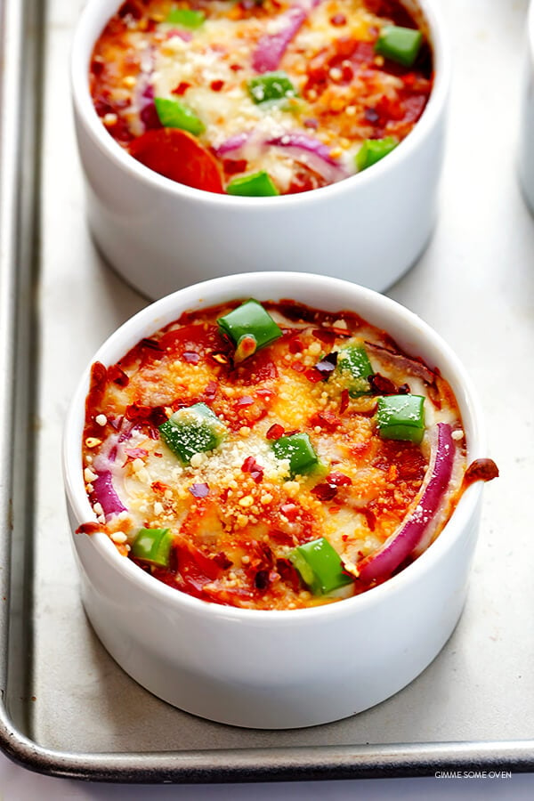 Easy Quinoa Pizza Bowls -- totally easy to customize with your favorite pizza toppings, and SO delicious!! (Bonus, they're also naturally gluten-free!) | gimmesomeoven.com