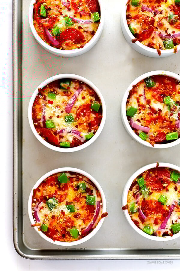 Easy Quinoa Pizza Bowls -- totally easy to customize with your favorite pizza toppings, and SO delicious!! (Bonus, they're also naturally gluten-free!) | gimmesomeoven.com