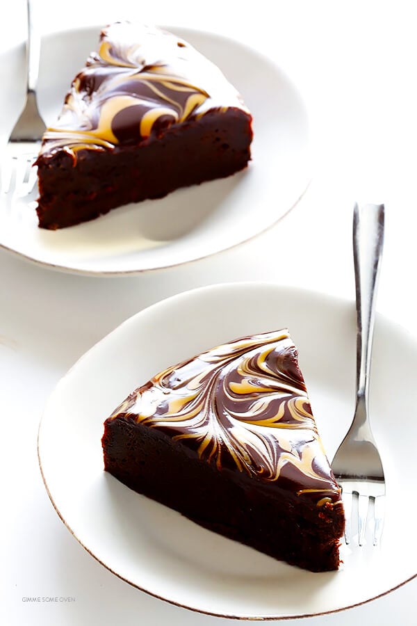 Peanut Butter Flourless Chocolate Cake -- made with just 5 easy ingredients, and so rich and delicious! | gimmesomeoven.com