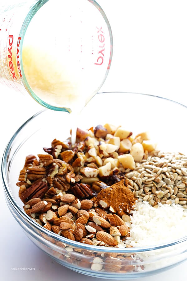 această rețetă de Granola fără cereale este ușor de făcut, plină de aromă excelentă și este în mod natural complet fără gluten și fără cereale (și poate fi făcută și vegană). | gimmesomeoven.com's naturally completely gluten- and grain-free (and can also be made vegan). | gimmesomeoven.com