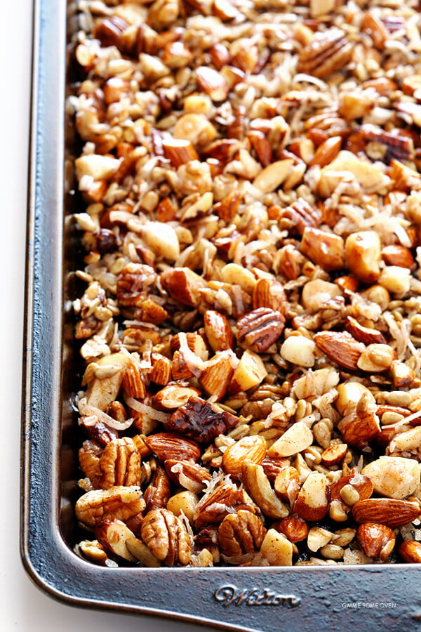 ez a gabonamentes Granola recept könnyen elkészíthető, tele nagyszerű ízekkel, és természetesen teljesen glutén - és gabonamentes (és vegán is készíthető). / gimmesomeoven.com's naturally completely gluten- and grain-free (and can also be made vegan). | gimmesomeoven.com