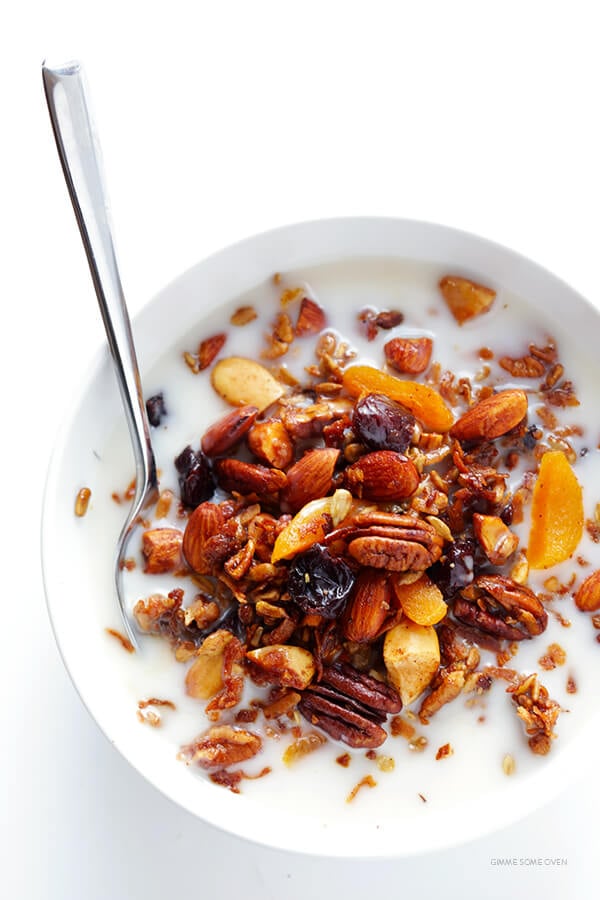 This Grain-Free Granola recipe is easy to make, full of great flavor, and it's naturally completely gluten- and grain-free (and can also be made vegan). | gimmesomeoven.com