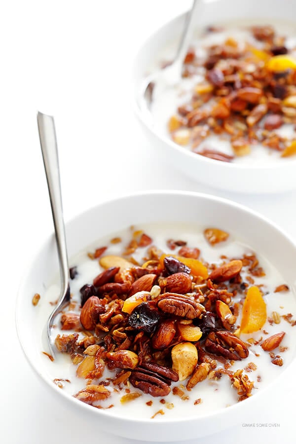 dit graanvrije Granola-recept is gemakkelijk te maken, heeft een geweldige smaak en is van nature volledig gluten - en graanvrij (en kan ook veganistisch worden gemaakt). | gimmesomeoven.com's naturally completely gluten- and grain-free (and can also be made vegan). | gimmesomeoven.com