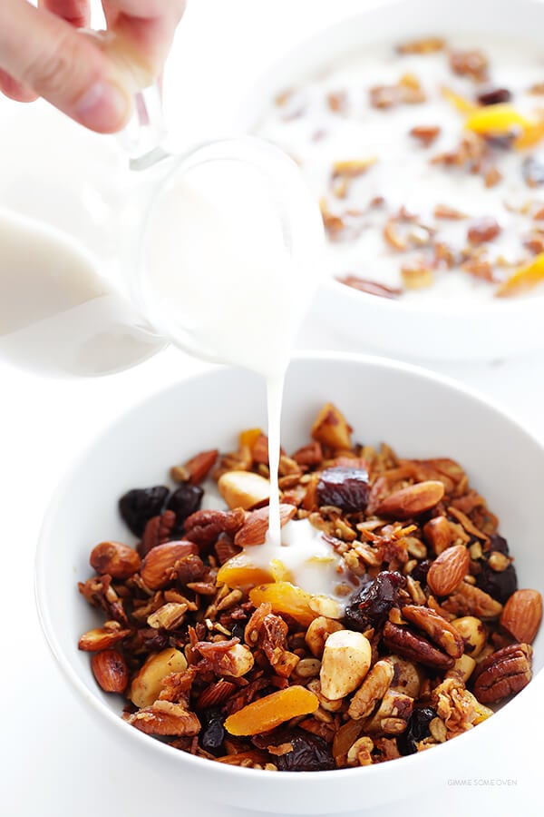 dit graanvrije Granola-recept is eenvoudig te maken, heeft een geweldige smaak en is van nature volledig gluten - en graanvrij (en kan ook veganistisch worden gemaakt). | gimmesomeoven.com's naturally completely gluten- and grain-free (and can also be made vegan). | gimmesomeoven.com