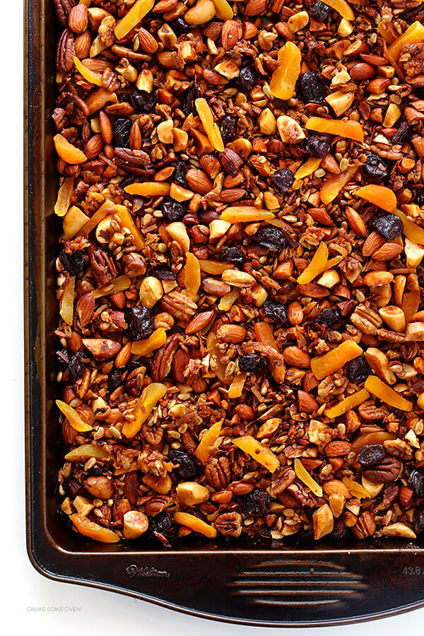 Questa ricetta di muesli senza cereali è facile da preparare, piena di ottimo sapore ed è naturalmente completamente priva di glutine e cereali (e può anche essere resa vegana). | gimmesomeoven.com's naturally completely gluten- and grain-free (and can also be made vegan). | gimmesomeoven.com