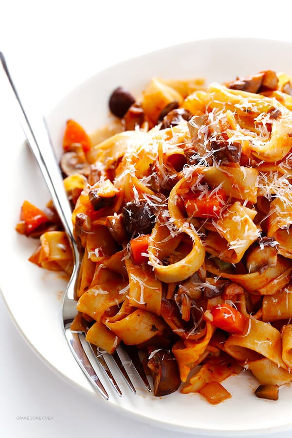 Mushroom Bolognese -- a hearty, vegetarian take on traditional bolognese, absolutely delicious! | gimmesomeoven.com