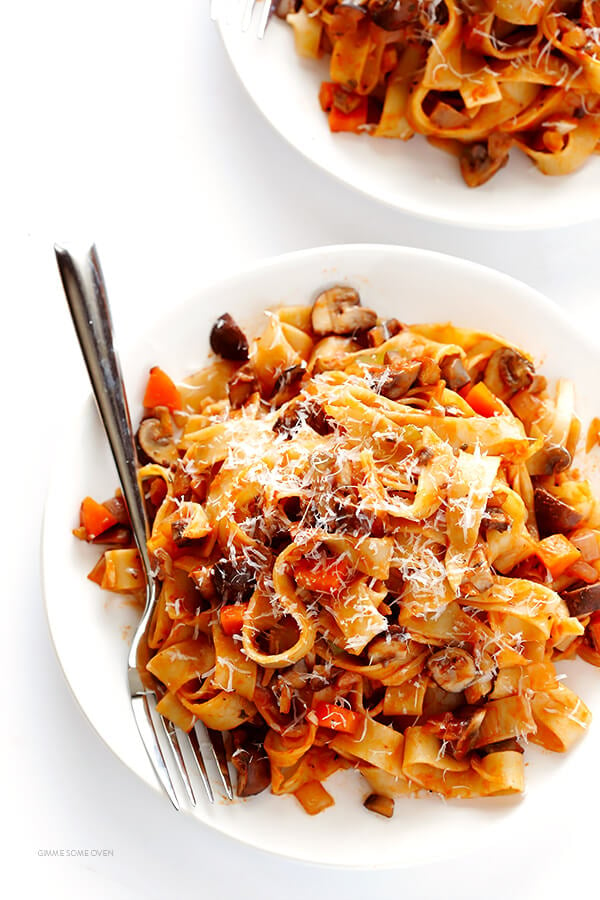 Mushroom Bolognese -- a hearty, vegetarian take on traditional bolognese, absolutely delicious! | gimmesomeoven.com