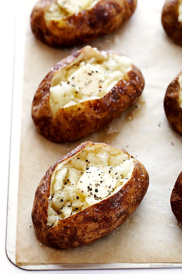 Learn how to bake the perfect baked potato with this simple step-by-step tutorial and recipe | gimmesomeoven.com