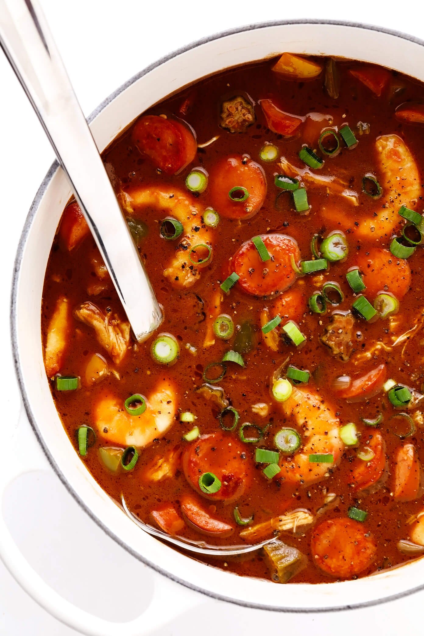 Pote de gumbo de frango, linguiça e frutos do mar