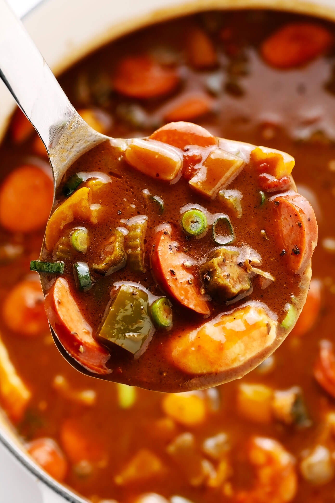 Concha cheia de gumbo de linguiça, camarão e frango