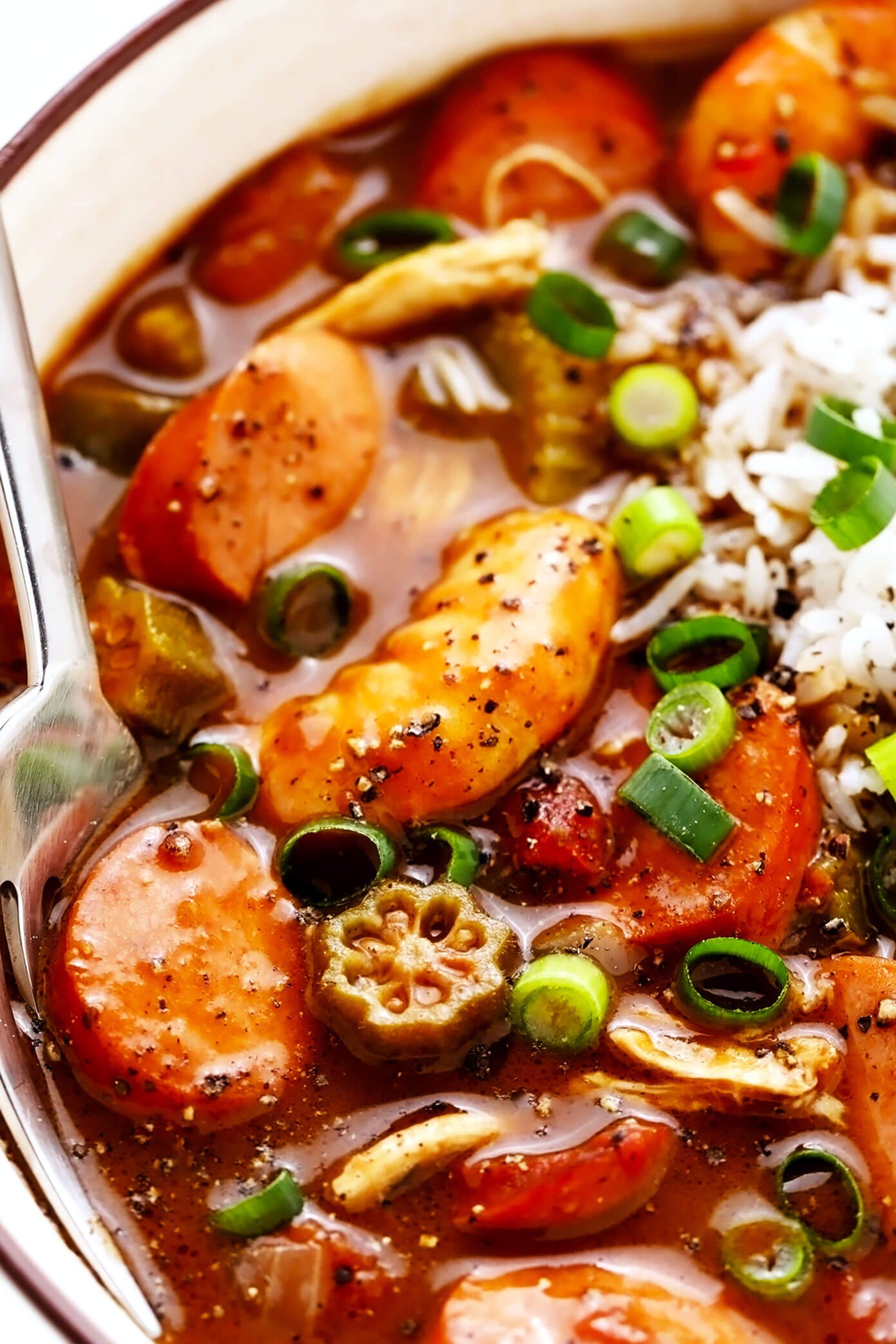 Closeup de salsicha Andouille, camarão e gumbo de frango com arroz