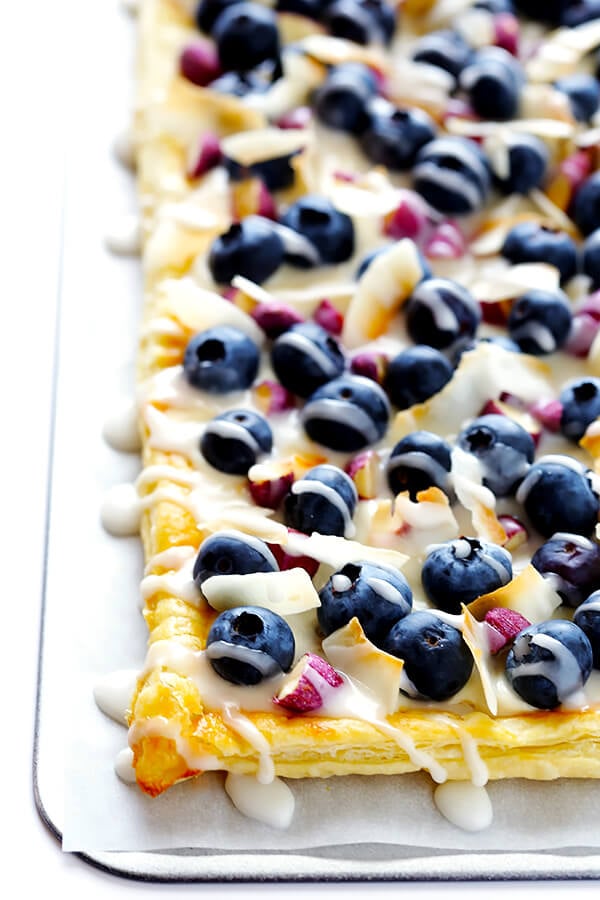 This Super-Easy Blueberry Almond Tart is surprisingly simple to make, easily to customize with your favorite fruits and toppings, and it's perfect for brunch or dessert anytime! | gimmesomeoven.com