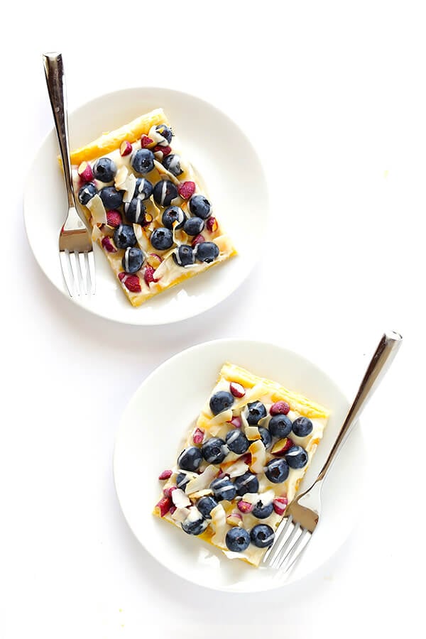 This Super-Easy Blueberry Almond Tart is surprisingly simple to make, easily to customize with your favorite fruits and toppings, and it's perfect for brunch or dessert anytime! | gimmesomeoven.com