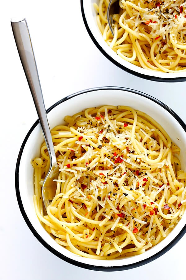 This Garlic Lovers' Spaghetti is quick and easy to make, packed with ultra-garlicky buttery Italian flavors, and SO delicious!! | gimmesomeoven.com