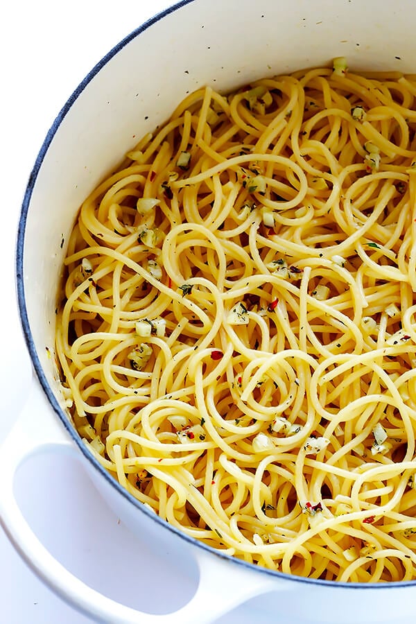 This Garlic Lovers' Spaghetti is quick and easy to make, packed with ultra-garlicky buttery Italian flavors, and SO delicious!! | gimmesomeoven.com