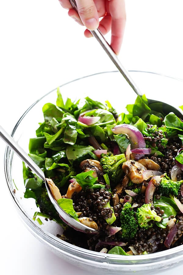 This Zesty Lentil Spinach Salad recipe is ready to go in about 30 minutes, made with hearty lentils, sauteed veggies, lots of fresh spinach, and a tangy lemon dressing. It's SO delicious, and also makes great leftovers! | gimmesomeoven.com (Vegetarian / Gluten-Free)