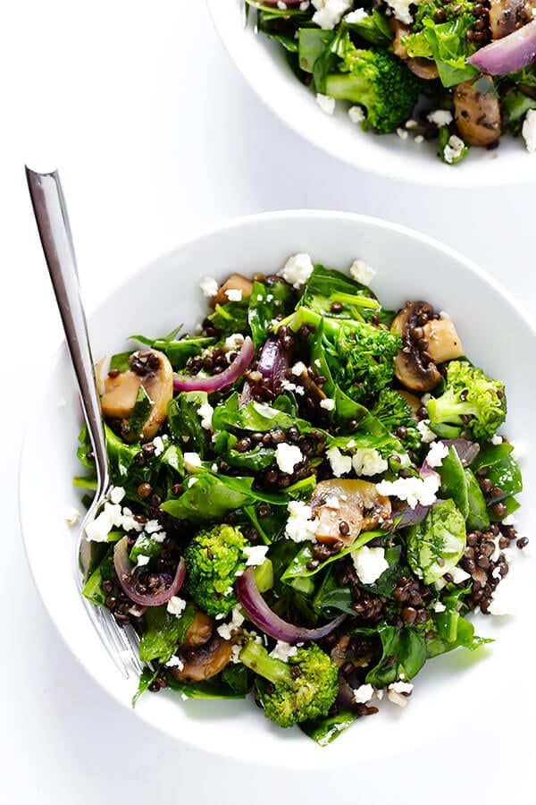 This Zesty Lentil Spinach Salad recipe is ready to go in about 30 minutes, made with hearty lentils, sauteed veggies, lots of fresh spinach, and a tangy lemon dressing. It's SO delicious, and also makes great leftovers! | gimmesomeoven.com (Vegetarian / Gluten-Free)