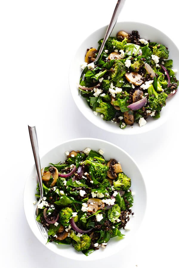 This Zesty Lentil Spinach Salad recipe is ready to go in about 30 minutes, made with hearty lentils, sauteed veggies, lots of fresh spinach, and a tangy lemon dressing. It's SO delicious, and also makes great leftovers! | gimmesomeoven.com (Vegetarian / Gluten-Free)