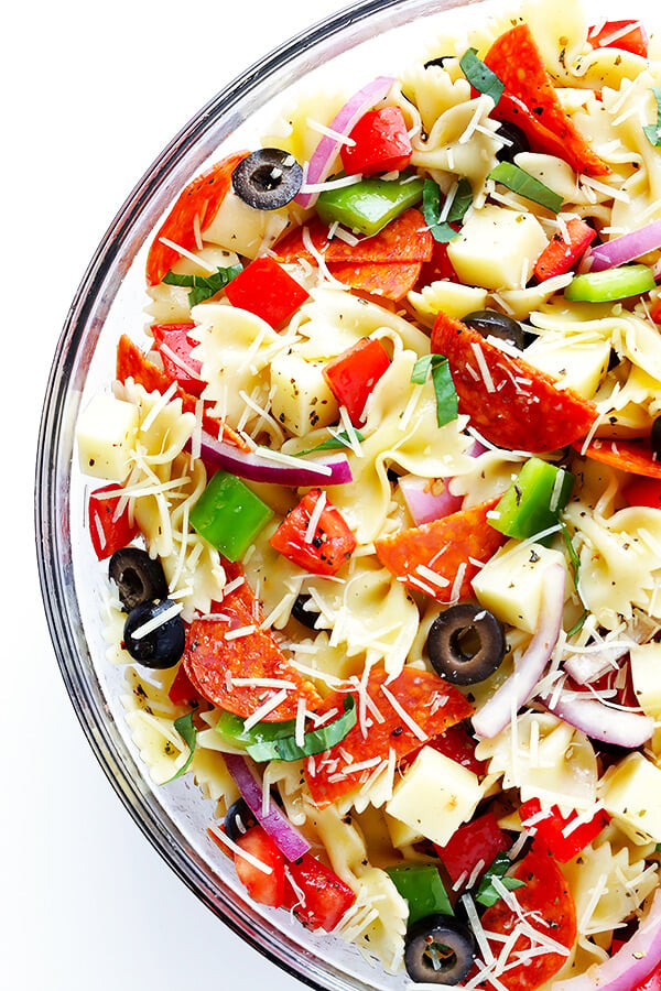 This Pizza Pasta Salad recipe is quick and easy to make, it's tossed with a simple Italian vinaigrette, and you can customize it with all of your favorite pizza toppings! | gimmesomeoven.com