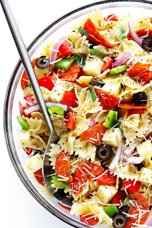 This Pizza Pasta Salad recipe is quick and easy to make, it's tossed with a simple Italian vinaigrette, and you can customize it with all of your favorite pizza toppings! | gimmesomeoven.com