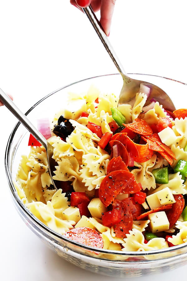 This Pizza Pasta Salad recipe is quick and easy to make, it's tossed with a simple Italian vinaigrette, and you can customize it with all of your favorite pizza toppings! | gimmesomeoven.com