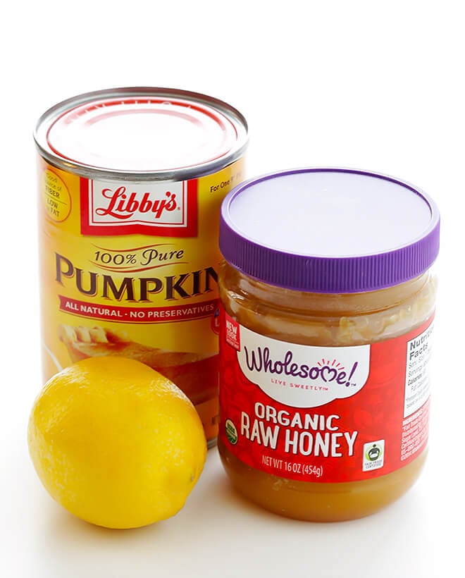 This DIY Pumpkin Honey Brightening Face Mask is made with 3 easy ingredients, and only takes 1 minute to whip up! | gimmesomeoven.com