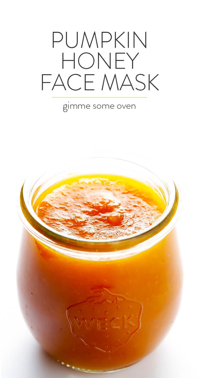 This DIY Pumpkin Honey Brightening Face Mask is made with 3 easy ingredients, and only takes 1 minute to whip up! | gimmesomeoven.com