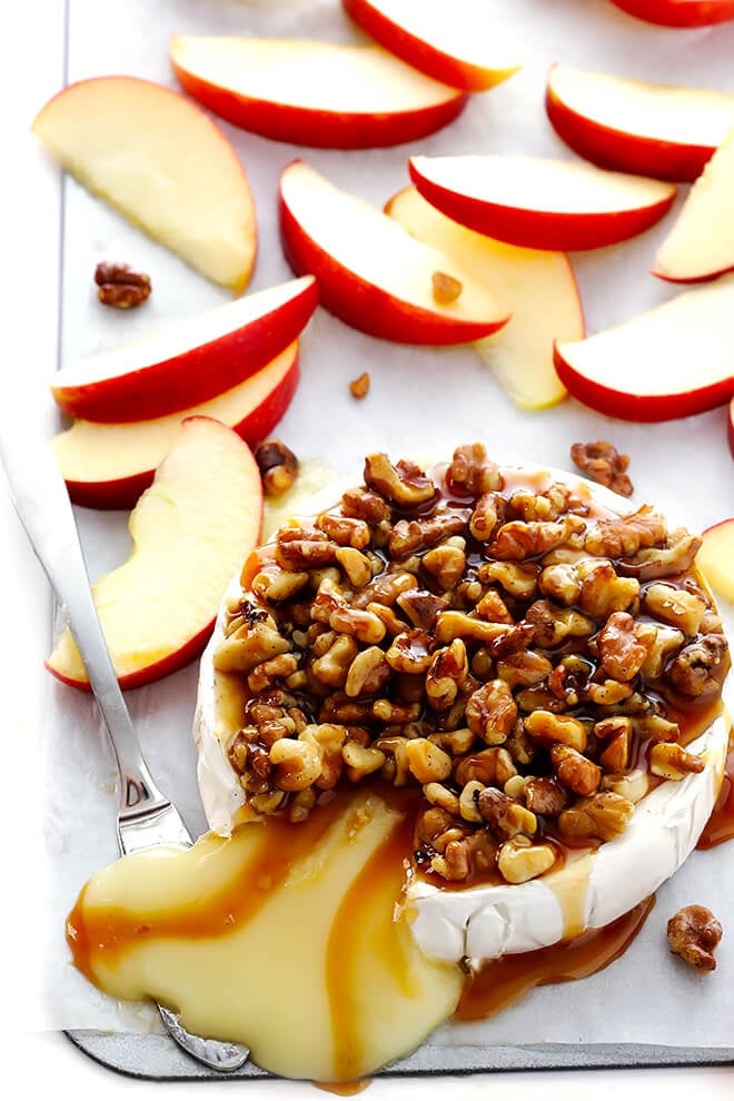 This 10-Minute Caramel Apple Baked Brie recipe is super-easy to make with just 3 ingredients, and it's the perfect appetizer for any party! | gimmesomeoven.com