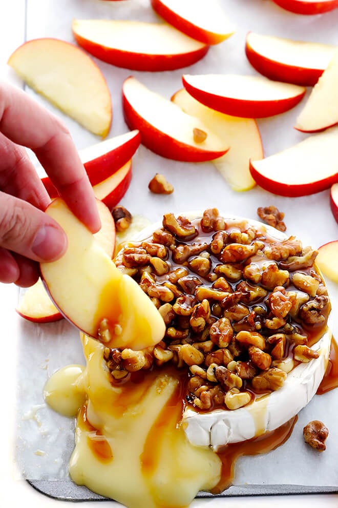 This 10-Minute Caramel Apple Baked Brie recipe is super-easy to make with just 3 ingredients, and it's the perfect appetizer for any party! | gimmesomeoven.com
