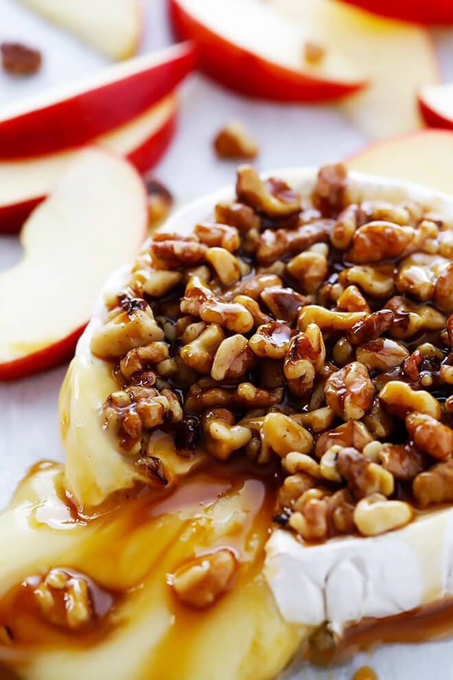 This 10-Minute Caramel Apple Baked Brie recipe is super-easy to make with just 3 ingredients, and it's the perfect appetizer for any party! | gimmesomeoven.com