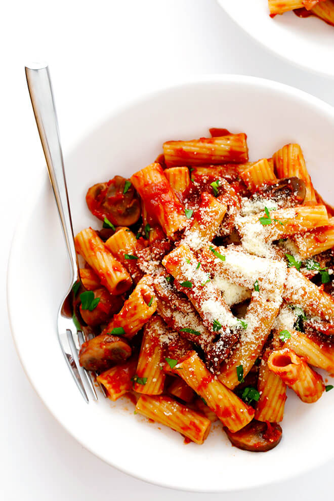 Rigatoni with Mushrooms, Rosemary and Parmesan -- this Italian comfort food is so simple to make, and soooo flavorful and delicious! | gimmesomeoven.com