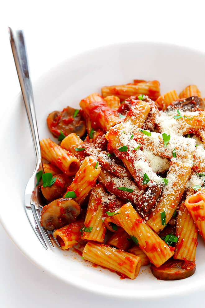 Rigatoni with Mushrooms, Rosemary and Parmesan -- this Italian comfort food is so simple to make, and soooo flavorful and delicious! | gimmesomeoven.com