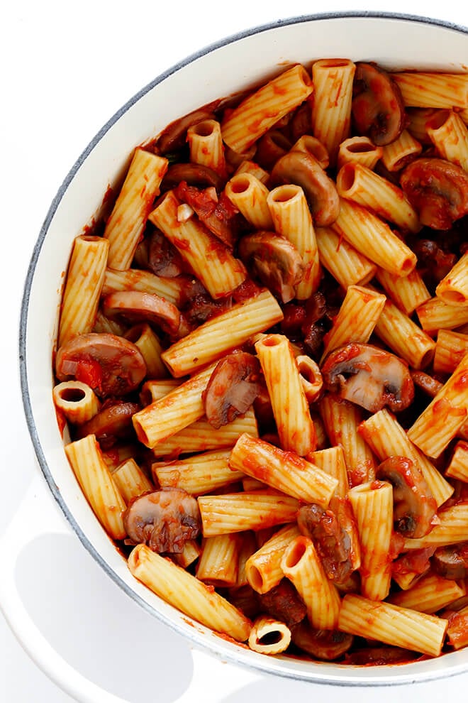 Rigatoni with Mushrooms, Rosemary and Parmesan -- this Italian comfort food is so simple to make, and soooo flavorful and delicious! | gimmesomeoven.com