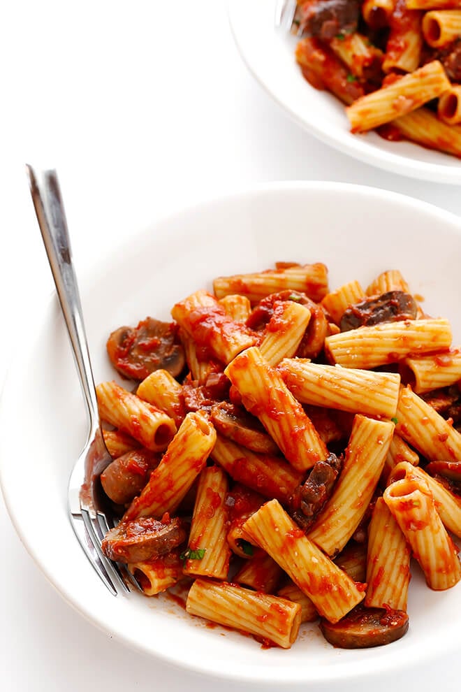 Rigatoni with Mushrooms, Rosemary and Parmesan -- this Italian comfort food is so simple to make, and soooo flavorful and delicious! | gimmesomeoven.com