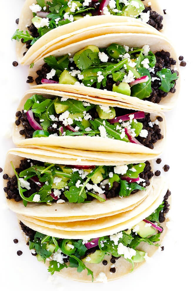 These Easy Lentil and Avocado Tacos can be ready to go in 30 minutes, and they're full of delicious fresh and healthy flavors that I absolutely LOVE. | gimmesomeoven.com (Gluten-Free / Vegetarian / Vegan)