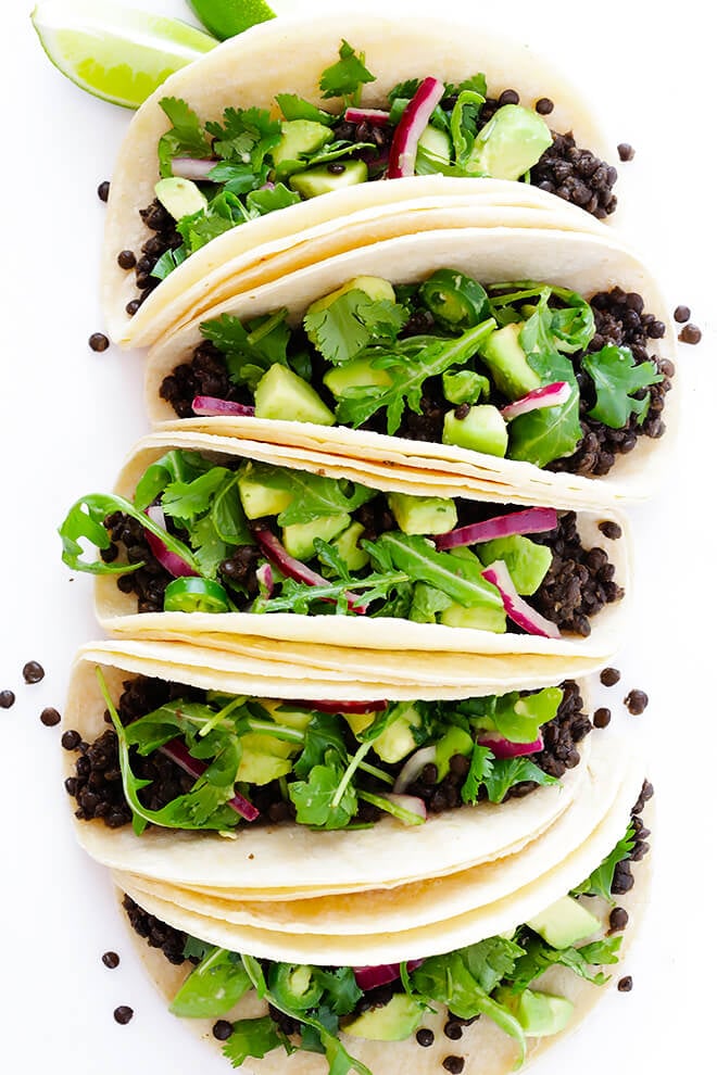These Easy Lentil and Avocado Tacos can be ready to go in 30 minutes, and they're full of delicious fresh and healthy flavors that I absolutely LOVE. | gimmesomeoven.com (Gluten-Free / Vegetarian / Vegan)