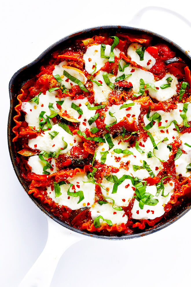 This Skillet Veggie Lasagna is super-easy to make on the stove, and can be made with all of your favorite vegetables! | gimmesomeoven.com