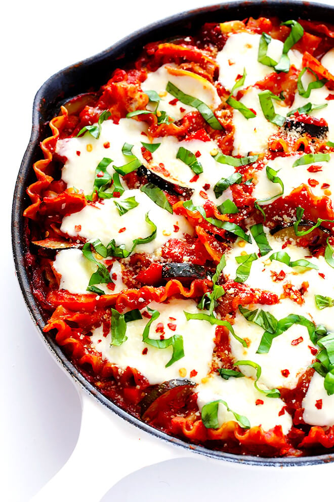 This Skillet Veggie Lasagna is super-easy to make on the stove, and can be made with all of your favorite vegetables! | gimmesomeoven.com
