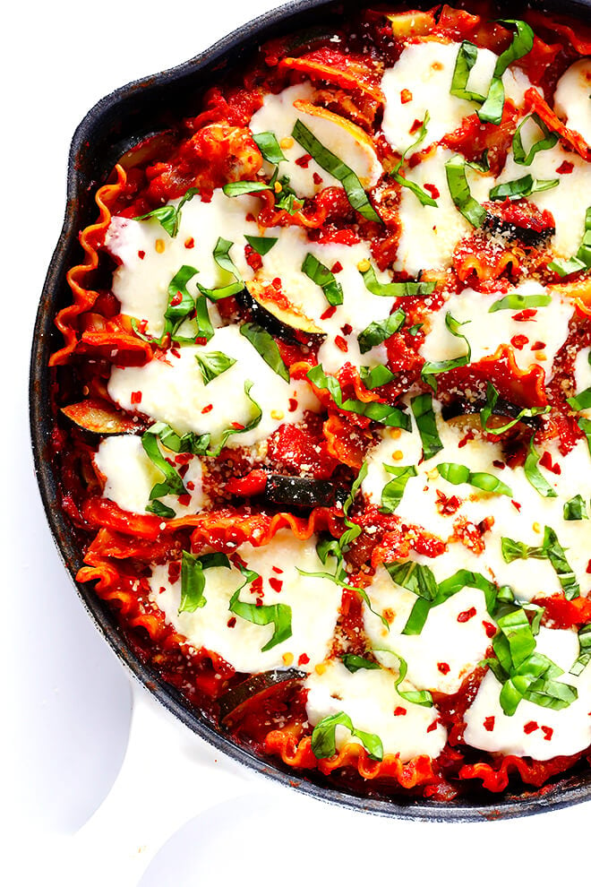 This Skillet Veggie Lasagna is super-easy to make on the stove, and can be made with all of your favorite vegetables! | gimmesomeoven.com