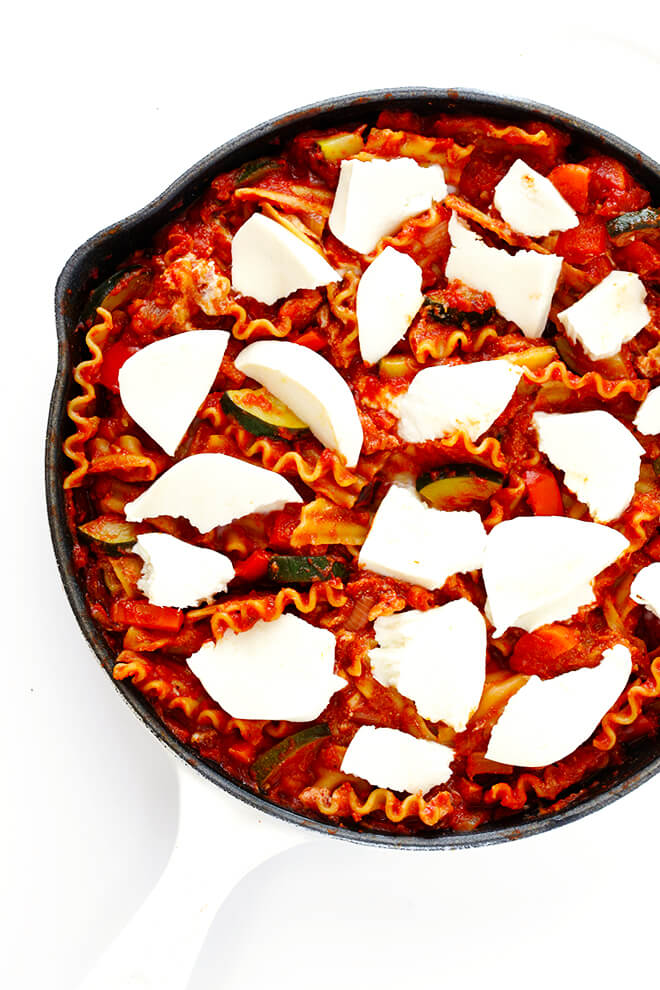 This Skillet Veggie Lasagna is super-easy to make on the stove, and can be made with all of your favorite vegetables! | gimmesomeoven.com