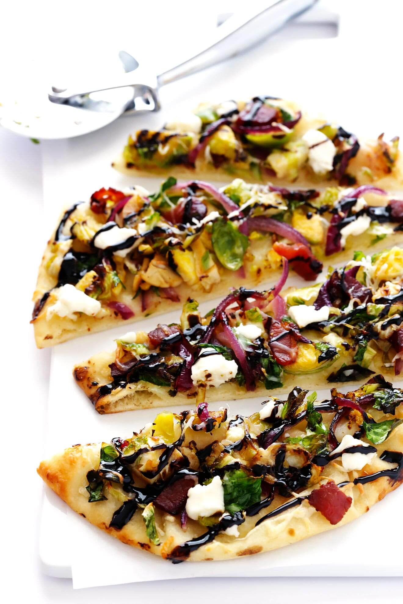 These delicious Brussels Sprouts and Bacon Flatbread Pizzas are quick and easy to make, and SO flavorful! | gimmesomeoven.com