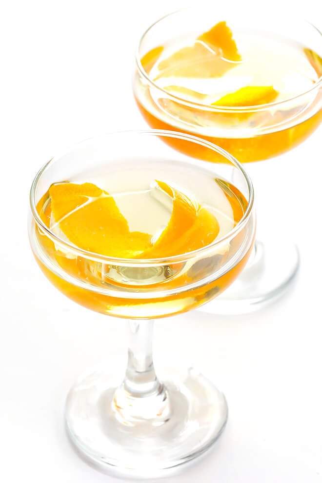 This easy cocktail is made with mezcal, Drambuie, orange bitters, jalapeno, and orange peel. The perfect blend of smoky, spicy, citrusy, and slightly-sweet -- so good!! | gimmesomeoven.com