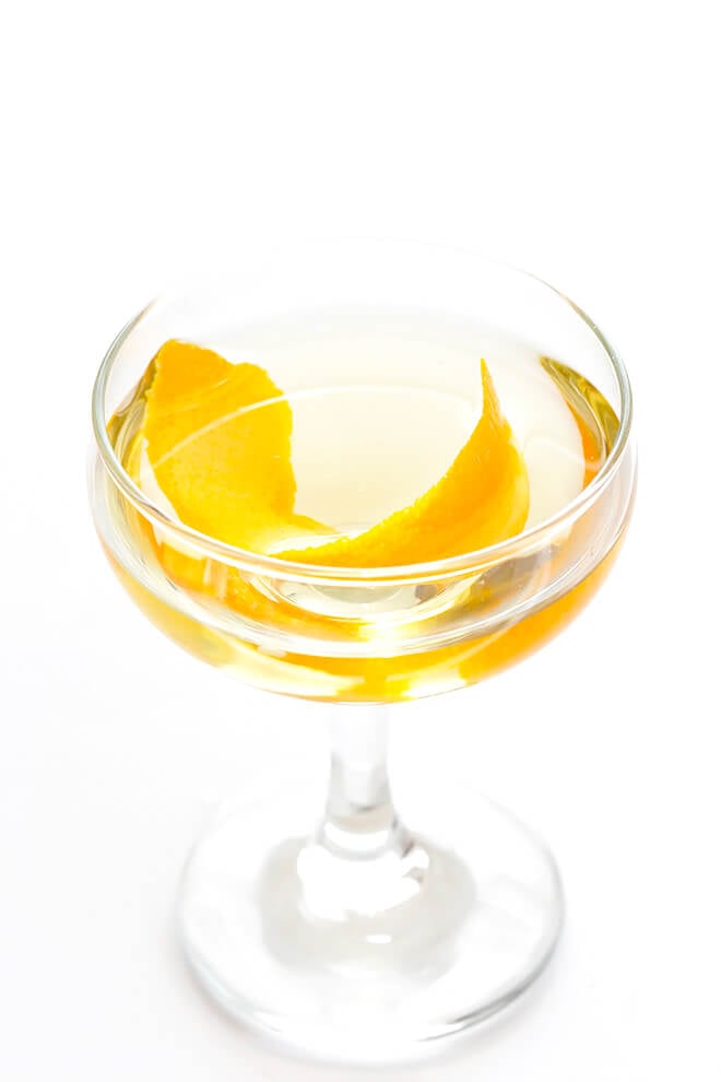 This easy cocktail is made with mezcal, Drambuie, orange bitters, jalapeno, and orange peel. The perfect blend of smoky, spicy, citrusy, and slightly-sweet -- so good!! | gimmesomeoven.com