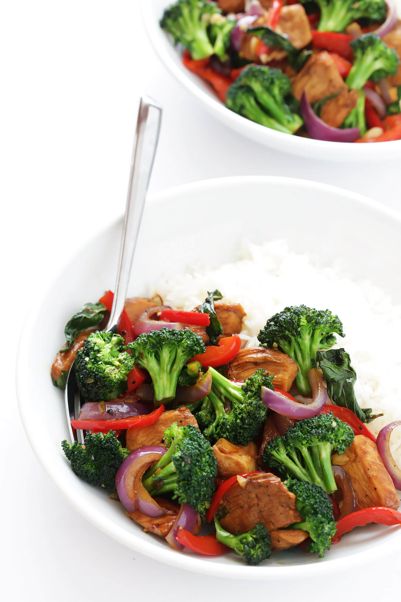 I'm obsessed with this easy recipe for Thai Basil Chicken! It's full of fresh veggies, tender chicken, and sauteed with the most delicious Thai basil sauce. | gimmesomeoven.com