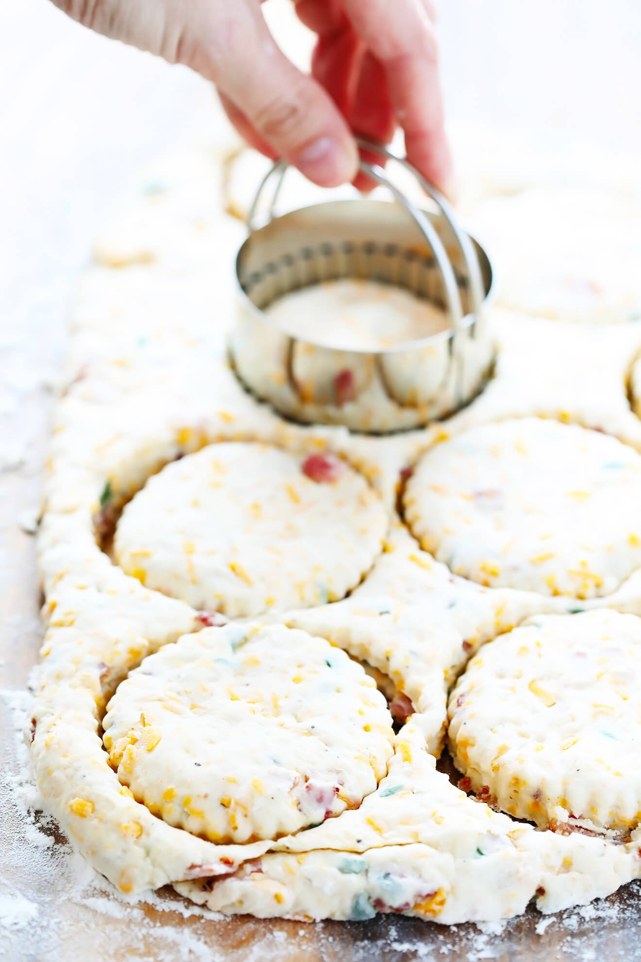 These savory scones are made with bacon, cheddar and chives, and they're so delicious! | gimmesomeoven.com