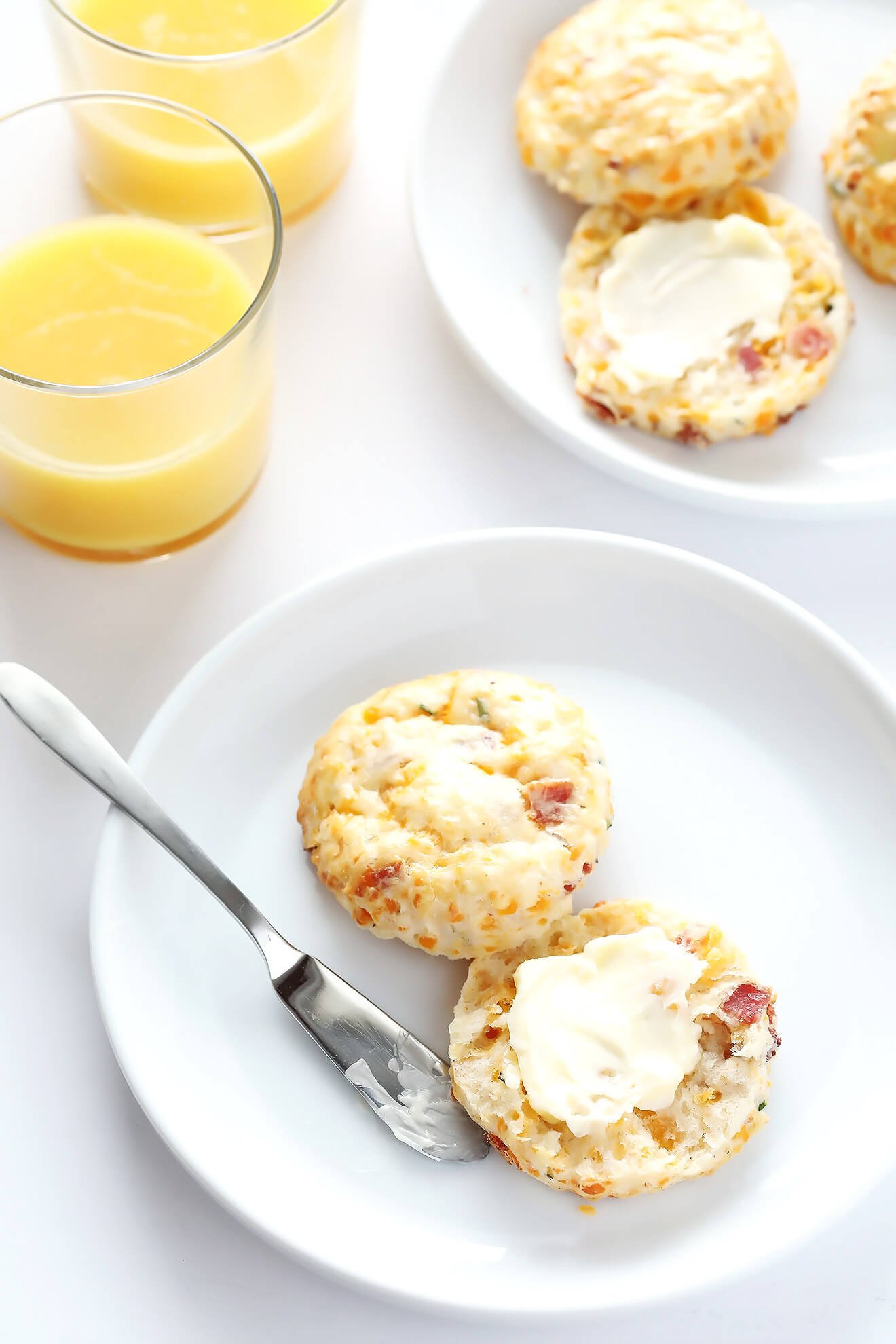 These Bacon Cheddar Scones are easy to make, and so delicious! | gimmesomeoven.com