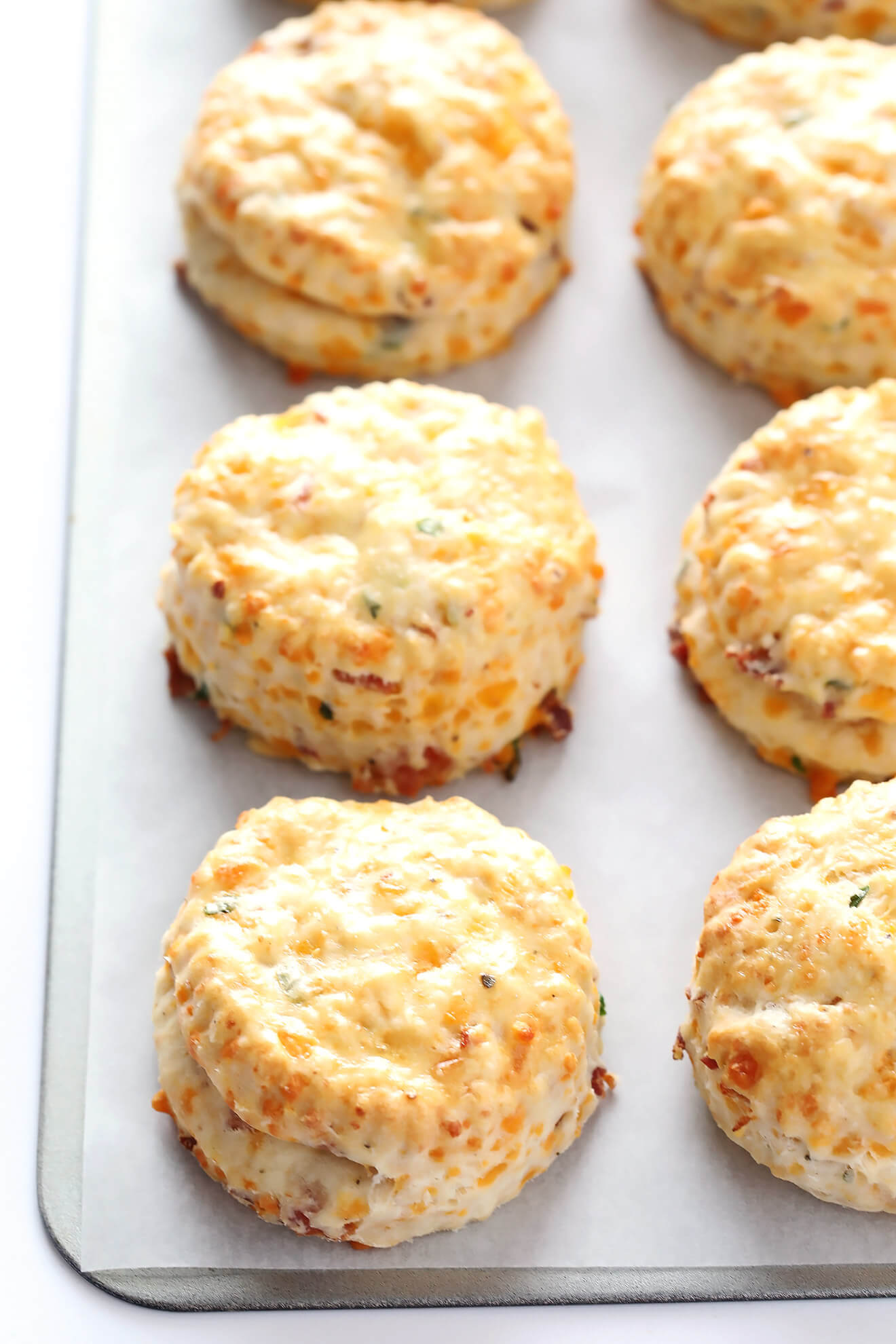These yummy Bacon Cheddar Scones are easy to make, and the perfect savory breakfast! | gimmesomeoven.com