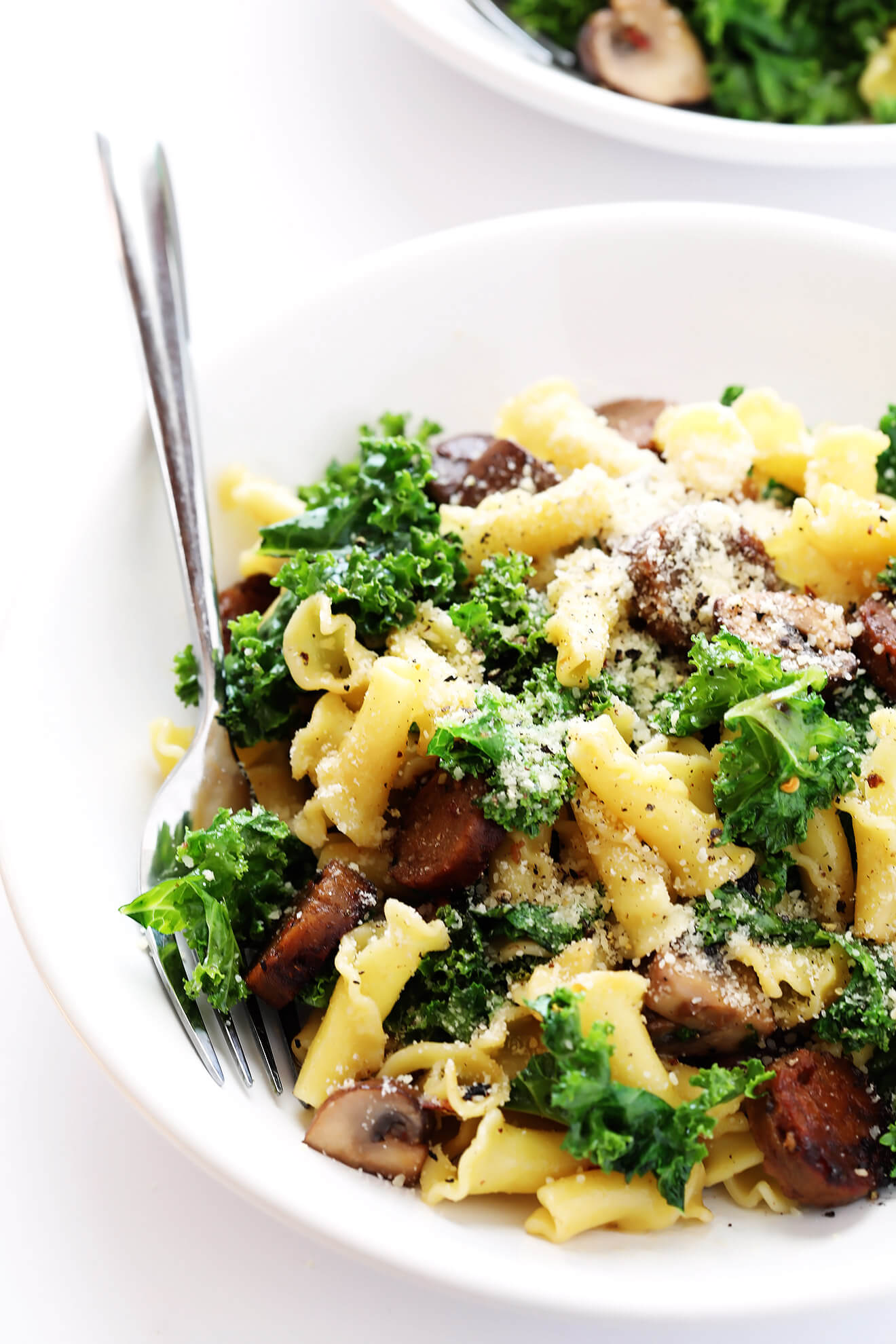 This Pasta with Italian Sausage, Mushrooms and Kale can actually be made vegetarian with one delicious surprise ingredient! | gimmesomeoven.com